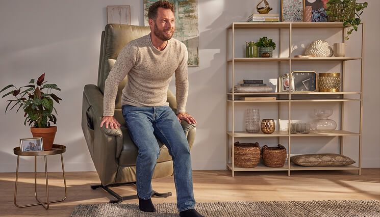 Nixon sta op zetel Seats and Sofas